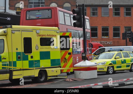 Mann schlug mit dem Bus in Walthamstow Central Station ist entfernt mit dem Krankenwagen eilten. Der Unfall ereignete sich auf Selbourne Straße, Walthamstow ca. 10:00 der Mann von einem Mitarbeiter von The Goose Pub geglaubt, um ungefähr 30 stark blutend aus einer Wunde am Bein gefunden wurde. Busse waren bei Diversion im Walthamstow Central, wie der Vorfall von der Polizei behandelt wurde und Sanitäter und der verletzte Mann wurde in ein Krankenhaus in Essex für seine Wunden behandelt werden. Stockfoto