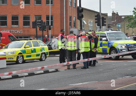 Mann schlug mit dem Bus in Walthamstow Central Station ist entfernt mit dem Krankenwagen eilten. Der Unfall ereignete sich auf Selbourne Straße, Walthamstow ca. 10:00 der Mann von einem Mitarbeiter von The Goose Pub geglaubt, um ungefähr 30 stark blutend aus einer Wunde am Bein gefunden wurde. Busse waren bei Diversion im Walthamstow Central, wie der Vorfall von der Polizei behandelt wurde und Sanitäter und der verletzte Mann wurde in ein Krankenhaus in Essex für seine Wunden behandelt werden. Stockfoto