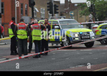 Mann schlug mit dem Bus in Walthamstow Central Station ist entfernt mit dem Krankenwagen eilten. Der Unfall ereignete sich auf Selbourne Straße, Walthamstow ca. 10:00 der Mann von einem Mitarbeiter von The Goose Pub geglaubt, um ungefähr 30 stark blutend aus einer Wunde am Bein gefunden wurde. Busse waren bei Diversion im Walthamstow Central, wie der Vorfall von der Polizei behandelt wurde und Sanitäter und der verletzte Mann wurde in ein Krankenhaus in Essex für seine Wunden behandelt werden. Stockfoto