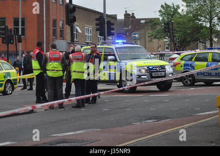 Mann schlug mit dem Bus in Walthamstow Central Station ist entfernt mit dem Krankenwagen eilten. Der Unfall ereignete sich auf Selbourne Straße, Walthamstow ca. 10:00 der Mann von einem Mitarbeiter von The Goose Pub geglaubt, um ungefähr 30 stark blutend aus einer Wunde am Bein gefunden wurde. Busse waren bei Diversion im Walthamstow Central, wie der Vorfall von der Polizei behandelt wurde und Sanitäter und der verletzte Mann wurde in ein Krankenhaus in Essex für seine Wunden behandelt werden. Stockfoto