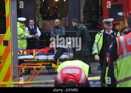 Mann schlug mit dem Bus in Walthamstow Central Station ist entfernt mit dem Krankenwagen eilten. Der Unfall ereignete sich auf Selbourne Straße, Walthamstow ca. 10:00 der Mann von einem Mitarbeiter von The Goose Pub geglaubt, um ungefähr 30 stark blutend aus einer Wunde am Bein gefunden wurde. Busse waren bei Diversion im Walthamstow Central, wie der Vorfall von der Polizei behandelt wurde und Sanitäter und der verletzte Mann wurde in ein Krankenhaus in Essex für seine Wunden behandelt werden. Stockfoto