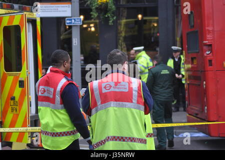 Mann schlug mit dem Bus in Walthamstow Central Station ist entfernt mit dem Krankenwagen eilten. Der Unfall ereignete sich auf Selbourne Straße, Walthamstow ca. 10:00 der Mann von einem Mitarbeiter von The Goose Pub geglaubt, um ungefähr 30 stark blutend aus einer Wunde am Bein gefunden wurde. Busse waren bei Diversion im Walthamstow Central, wie der Vorfall von der Polizei behandelt wurde und Sanitäter und der verletzte Mann wurde in ein Krankenhaus in Essex für seine Wunden behandelt werden. Stockfoto