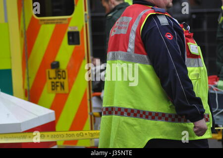 Mann schlug mit dem Bus in Walthamstow Central Station ist entfernt mit dem Krankenwagen eilten. Der Unfall ereignete sich auf Selbourne Straße, Walthamstow ca. 10:00 der Mann von einem Mitarbeiter von The Goose Pub geglaubt, um ungefähr 30 stark blutend aus einer Wunde am Bein gefunden wurde. Busse waren bei Diversion im Walthamstow Central, wie der Vorfall von der Polizei behandelt wurde und Sanitäter und der verletzte Mann wurde in ein Krankenhaus in Essex für seine Wunden behandelt werden. Stockfoto