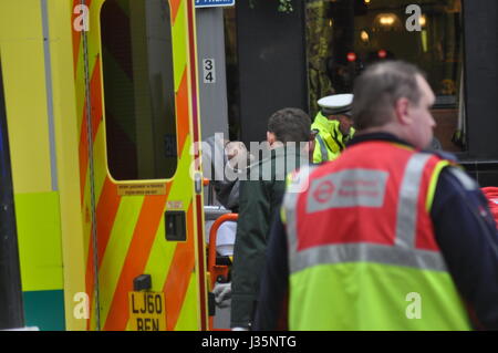 Mann schlug mit dem Bus in Walthamstow Central Station ist entfernt mit dem Krankenwagen eilten. Der Unfall ereignete sich auf Selbourne Straße, Walthamstow ca. 10:00 der Mann von einem Mitarbeiter von The Goose Pub geglaubt, um ungefähr 30 stark blutend aus einer Wunde am Bein gefunden wurde. Busse waren bei Diversion im Walthamstow Central, wie der Vorfall von der Polizei behandelt wurde und Sanitäter und der verletzte Mann wurde in ein Krankenhaus in Essex für seine Wunden behandelt werden. Stockfoto