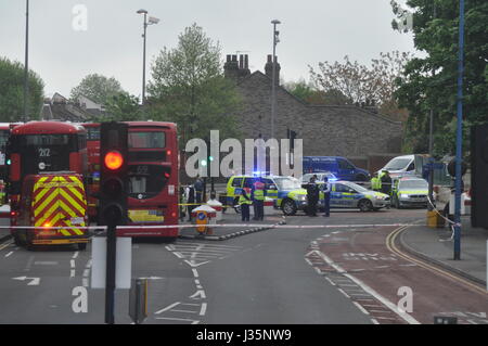 Mann schlug mit dem Bus in Walthamstow Central Station ist entfernt mit dem Krankenwagen eilten. Der Unfall ereignete sich auf Selbourne Straße, Walthamstow ca. 10:00 der Mann von einem Mitarbeiter von The Goose Pub geglaubt, um ungefähr 30 stark blutend aus einer Wunde am Bein gefunden wurde. Busse waren bei Diversion im Walthamstow Central, wie der Vorfall von der Polizei behandelt wurde und Sanitäter und der verletzte Mann wurde in ein Krankenhaus in Essex für seine Wunden behandelt werden. Stockfoto