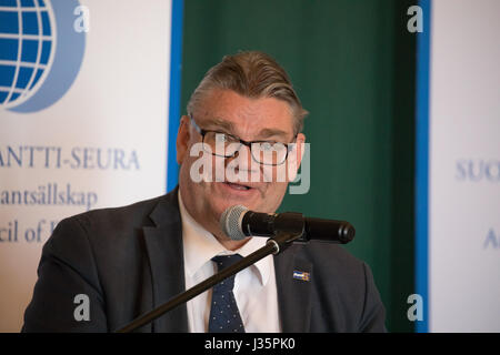 Helsinki, Finnland. 3. Mai 2017. Minister Timo Soini spricht über aktuelle Themen der finnischen Außenpolitik auf der Jahrestagung des Atlantic Council im Katajanokka-Casino. Bildnachweis: Hannu Mononen/Alamy Live-Nachrichten Stockfoto