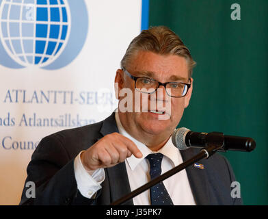 Helsinki, Finnland. 3. Mai 2017. Minister Timo Soini spricht über aktuelle Themen der finnischen Außenpolitik auf der Jahrestagung des Atlantic Council im Katajanokka-Casino. Bildnachweis: Hannu Mononen/Alamy Live-Nachrichten Stockfoto