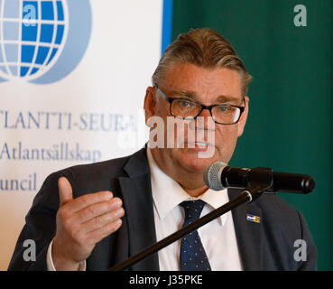 Helsinki, Finnland. 3. Mai 2017. Minister Timo Soini spricht über aktuelle Themen der finnischen Außenpolitik auf der Jahrestagung des Atlantic Council im Katajanokka-Casino. Bildnachweis: Hannu Mononen/Alamy Live-Nachrichten Stockfoto