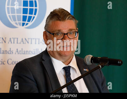 Helsinki, Finnland. 3. Mai 2017. Minister Timo Soini spricht über aktuelle Themen der finnischen Außenpolitik auf der Jahrestagung des Atlantic Council im Katajanokka-Casino. Bildnachweis: Hannu Mononen/Alamy Live-Nachrichten Stockfoto