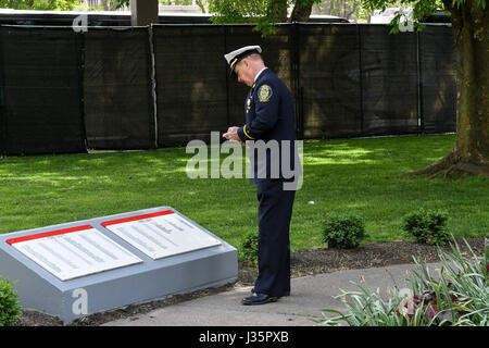 Philadelphia, Pennsylvania, USA. 3. Mai 2017. Die Stadt von Philadelphia lebenden Flamme Trauerfeier ehrt Philadelphia Polizisten und Feuerwehrleute, die ihr Leben in der Linie der Pflicht in Philadelphia PA Credit verloren haben: Ricky Fitchett/ZUMA Draht/Alamy Live News Stockfoto