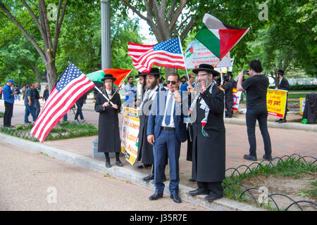 Washington, USA. 3. Mai 2017. Washington DC, 3. Mai 2017, USA: Palästinensische Sicherheitsoffizier posiert mit einer Gruppe von Rabbinern, die gegen den Staat Isael und Zionismus in der Nähe des weißen Hauses. Präsident Trump traf sich mit Präsident der palästinensischen Autonomiebehörde Mahmound Abbas im Weißen Haus. Bildnachweis: Patsy Lynch/Alamy Live-Nachrichten Stockfoto