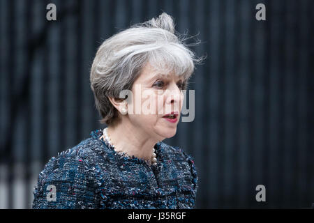 London, UK. 3. Mai 2017. Theresa gibt Mai, der britische Premierminister eine Rede in der Downing Street heute nach dem Besuch ihrer Majestät die Königin im Buckingham Palace, um Erlaubnis bitten, das Parlament aufzulösen, beginnen die allgemeine Wahlkampagne und rufen eine allgemeine Wahl am 8. Juni. Bildnachweis: Vickie Flores/Alamy Live-Nachrichten Stockfoto