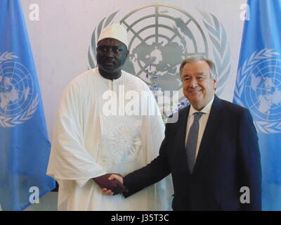 New York, USA. 3. Mai 2017. UN-Generalsekretär Antonio Guterres Anmeldeinformationen akzeptiert als Gambias ständiger Vertreter bei der UN von Mamadou Tangara war ständiger Vertreter unter ehemaligen Präsidenten Jammeh Credit: Matthew Lee/Alamy Live News Stockfoto