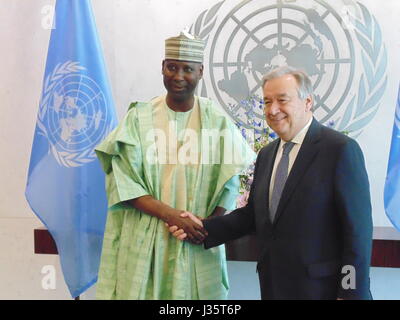 New York, USA. 3. Mai 2017. UN-Generalsekretär Antonio Guterres Anmeldeinformationen akzeptiert als Nigerias neuer ständiger Vertreter an den UN-Tijjani Muhammad Bande Kredit: Matthew Lee/Alamy Live News Stockfoto