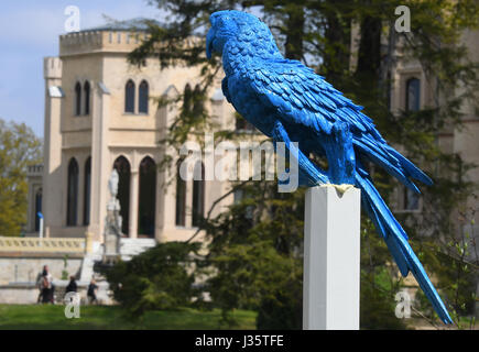 Potsdam, Deutschland. 3. Mai 2017. Eine Skulptur von einer Bluew ARA in die Gärten von Schloss Babelsberg, die den Garten wichtigsten Spots, abgebildet in Potsdam, Deutschland, 3. Mai 2017 markiert. Die Stiftung Preußische Schlösser und Gärten veranstaltet bis zum 15. Oktober die Ausstellung "Puckler in Babelsberg - der grüne Prinz und die Kaiserin", die begleitet des restaurierten Gartens. Foto: Bernd Settnik/Dpa-Zentralbild/ZB/Dpa/Alamy Live News Stockfoto