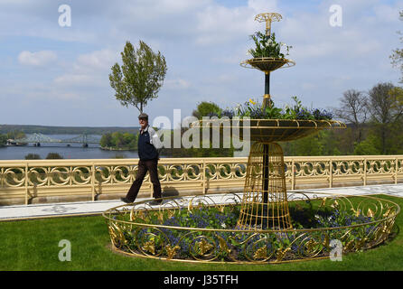 Potsdam, Deutschland. 3. Mai 2017. Ein Kinderwagen Spaziergänge entlang der goldenen Terrasse vor dem Schloss Babelsberg in Potsdam, Deutschland, 3. Mai 2017. Die Stiftung Preußische Schlösser und Gärten veranstaltet bis zum 15. Oktober die Ausstellung "Puckler in Babelsberg - der grüne Prinz und die Kaiserin", die begleitet des restaurierten Gartens. Foto: Bernd Settnik/Dpa-Zentralbild/Dpa/Alamy Live News Stockfoto