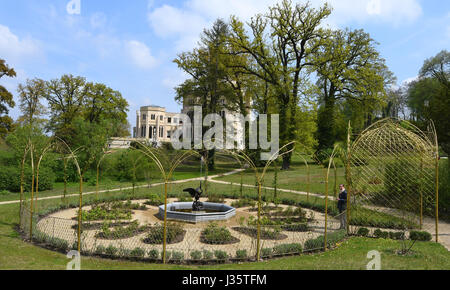 Potsdam, Deutschland. 3. Mai 2017. Die goldene rose Garten vor dem Schloss Babelsberg in Potsdam, Deutschland, 3. Mai 2017. Die Stiftung Preußische Schlösser und Gärten veranstaltet bis zum 15. Oktober die Ausstellung "Puckler in Babelsberg - der grüne Prinz und die Kaiserin", die begleitet des restaurierten Gartens. Foto: Bernd Settnik/Dpa-Zentralbild/ZB/Dpa/Alamy Live News Stockfoto