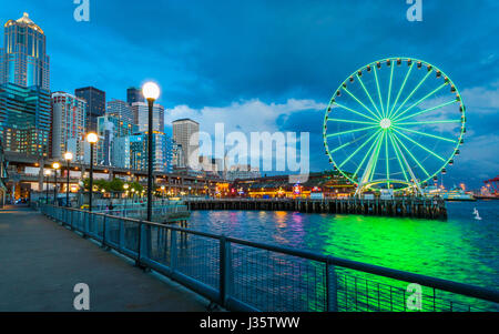 Die Seattle Great Wheel ist ein Riesenrad am Pier 57 an der Elliott Bay in Seattle im US-Bundesstaat Washington. Mit einer Gesamthöhe von 175 Fuß ich Stockfoto