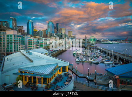 Seattle Skyline vom Pier 66 Stockfoto