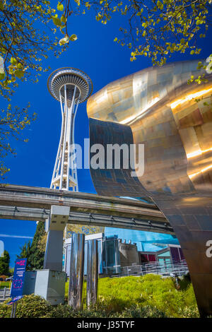 Space Needle und Erfahrung Music Project (EMP) Gebäudes am Seattle Center. Seattle Center ist ein Park und Kunst und Entertainment-Center in Seattle Stockfoto