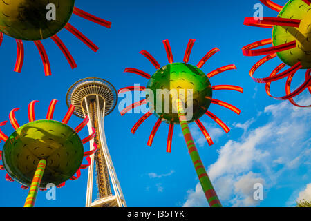 Sonic Bloom am Fuße des Seattle Space Needle und eine definierende Eintrag Skulptur, das Pacific Science Center. Das Projekt wurde als eine dynamische konzipiert. Stockfoto