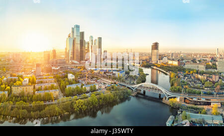Sonnenaufgang über dem Moskauer Stadtteil und Moskwa Stockfoto