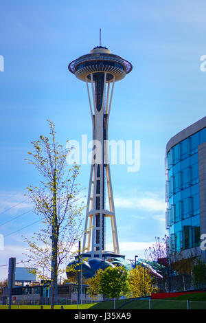 Seattle Washington Space Needle: wie groß ist es im Vergleich zu einem Baum und einem nahe gelegenen Seattle Gebäude aus meiner Sicht an einem sonnigen Tag in Seattle Stockfoto