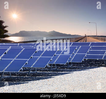 Sonne über den Himmel und See der Generator elektrische dam mit Solarzelle Panel für alternative natürliche Energie der Natur, Ökologie-Stromquelle Stockfoto