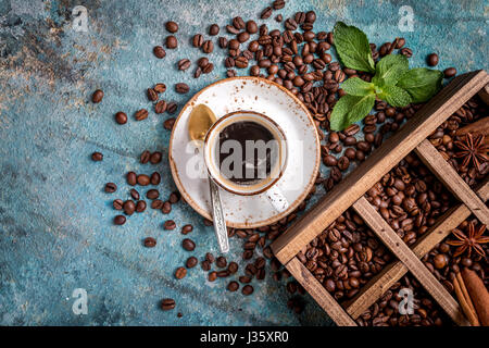 Kaffeebohnen in alte Holzkiste Stockfoto