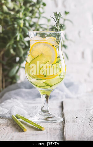 Detox Wasser mit Zitrone und Gurke Stockfoto