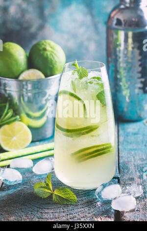 Mojito cocktail mit Limette und Minze Stockfoto