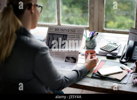 Geschäftsleute, die Zeitung im Büro Aktualisierung News lesen Stockfoto