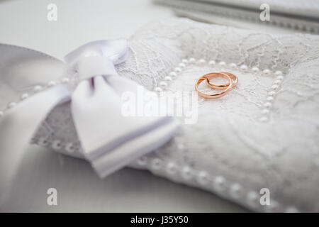 Gold von Trauringe auf einem Kissen, ein Symbol der Familie Stockfoto
