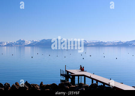 Pier am schönen Lake Tahoe am Ende des Winters. Stockfoto