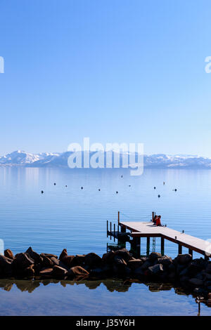 Pier am schönen Lake Tahoe am Ende des Winters. Stockfoto