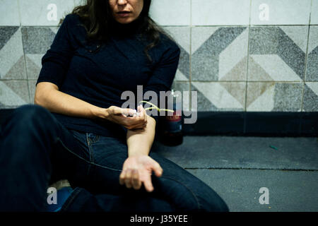 Junkie-Menschen mit Spritze Einspritzen von illegalen Drogen Stockfoto