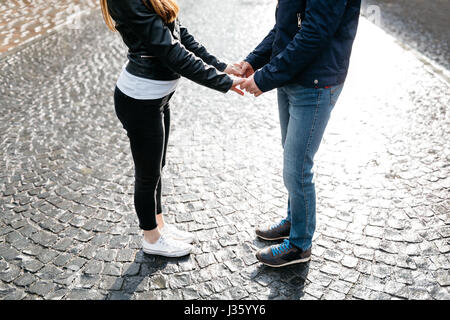 Zugeschnittenes Bild von ein paar Hand in Hand und einander zugewandt Stockfoto