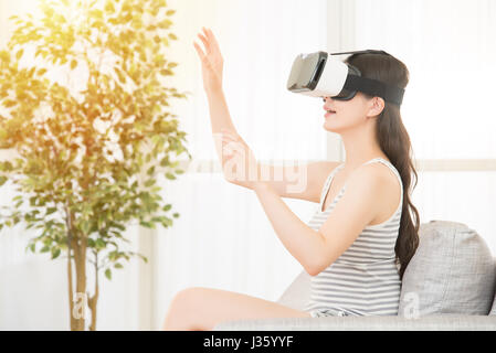 Nahaufnahme des bärtigen jungen Frau mit virtual-Reality Brille in der modernen Technologie zu Hause. Gemischte Rassen asiatische chinesische Modell. Stockfoto