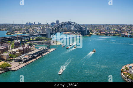 Australien, New South Wales, Sydney, Luftaufnahme von Sydney Cove Overseas Passenger Terminal und der Harbour Bridge Stockfoto