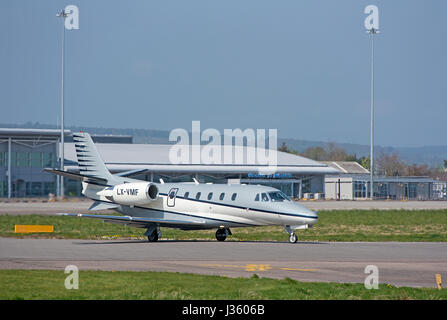 Mittelständische Unternehmen Twin Engined Strahl Flugzeug vorbereiten, Abfahrt Flughafen Inverness ich die schottischen Highlands. Stockfoto