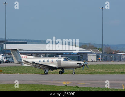 Al Luxumberg registriert Pilatus PC-12 Flugzeuge Schlange auf 05 Piste vor dem Abflug vom Flughafen Inverness Dalcross in den schottischen Highlands. Stockfoto