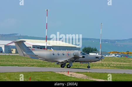 Al Luxumberg registriert Pilatus PC-12 Flugzeuge Schlange auf 05 Piste vor dem Abflug vom Flughafen Inverness Dalcross in den schottischen Highlands. Stockfoto