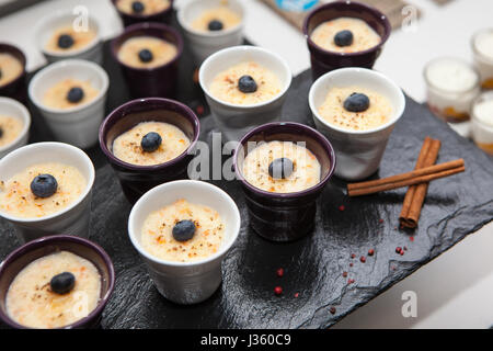 Catering-Schalen mit Dessert und Zimt, eine Auswahl an Snacks und Leckereien Stockfoto
