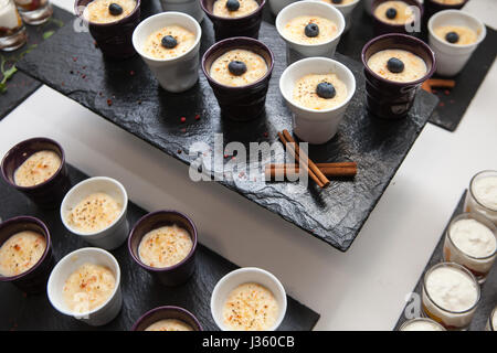 Catering-Schalen mit Dessert und Zimt, eine Auswahl an Snacks und Leckereien Stockfoto