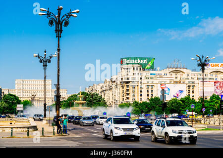 Bukarest, Rumänien - 19. Mai 2015: Rush Hour Traffic In Union Square (Piata Unirii) einer der größten und verkehrsreichsten Verkehr Kreuzungen in der Innenstadt von B Stockfoto