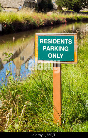 Zeichen für Anwohner parken nur in Lower Slaughter Dorf, Gloucestershire, UK Stockfoto