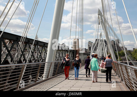 Fußgänger überqueren die Golden Jubilee Brücken neben Londoner Southbank Centre Stockfoto