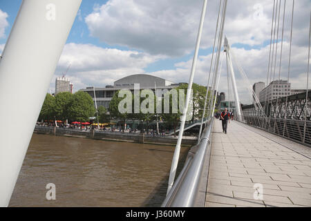 Die Royal Festival Hall am Londoner Southbank Centre gesehen eines der Golden Jubilee bridges Stockfoto