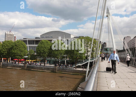 Die Royal Festival Hall am Londoner Southbank Centre gesehen eines der Golden Jubilee bridges Stockfoto