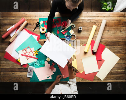 Menschen, die Herstellung von Papier Blumen Kunsthandwerk Handwerk zu arbeiten Stockfoto